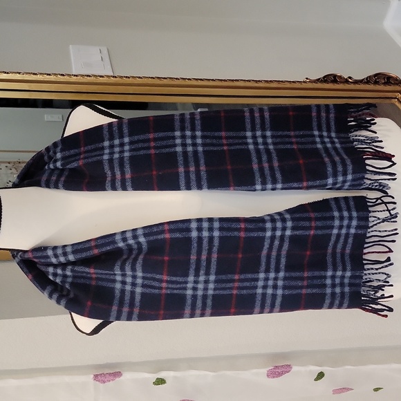 Authentic Burberry lambswool scarf. - Picture 1 of 6